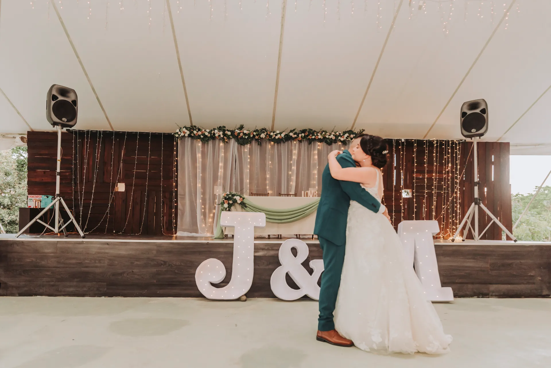 Pareja celebrando su unión