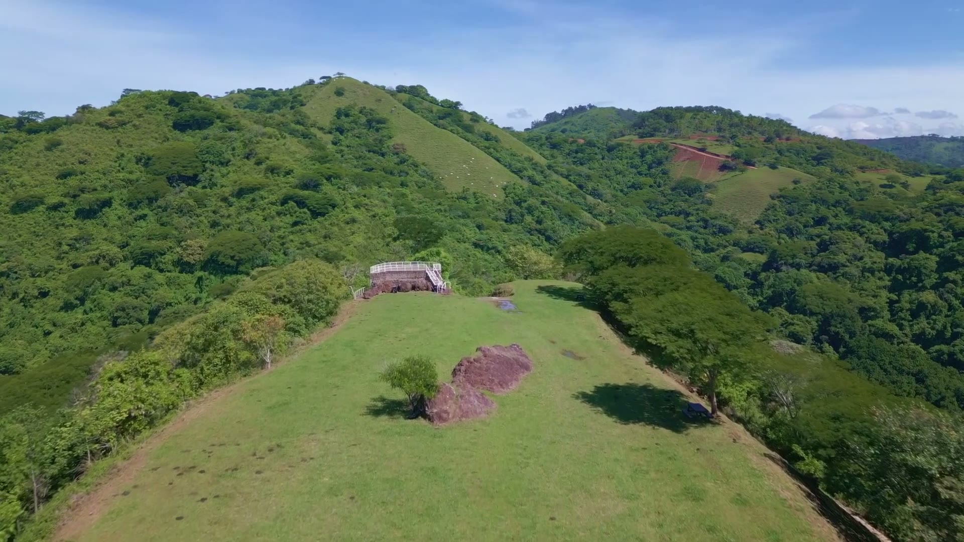 Vista panorámica de las montañas verdes de Santa Eulalia, Atenas, Costa Rica — sede de Monte de Oración